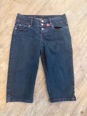 Vintage Mudd Y2K Pink Contrast Stitch Capri Jeans with Heart Charm